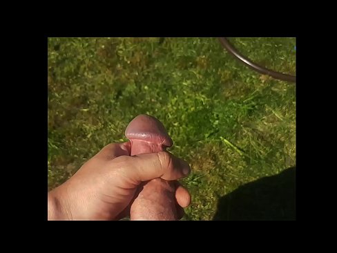❤️ Vroča lepotica dobi svojo rožnato pičko, ki jo jebe, in se zraven cmeri s curkom na poletnem vrtu ❤️❌ Super seks na porno sl.special-grasser.ru ❌️
